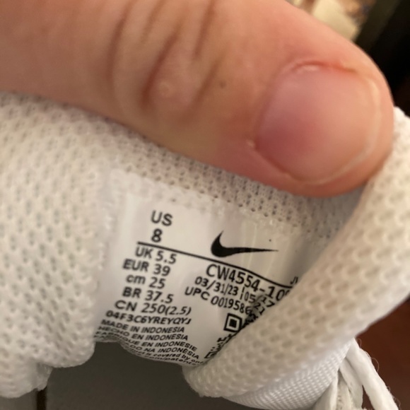 Women’s white Nikes size 8 - Picture 3 of 4